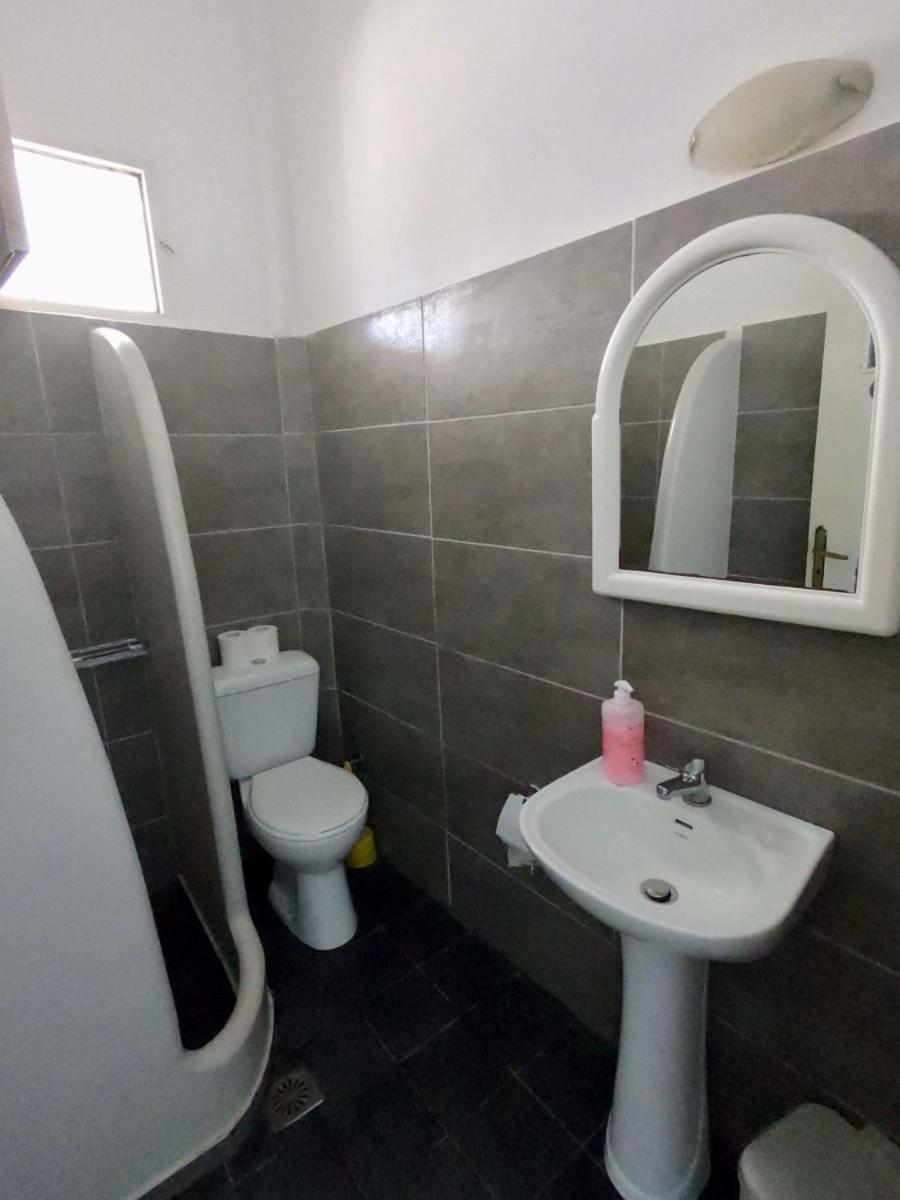 Fira Backpackers Place Bagian luar foto
